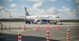 alt_text: Nowoczesne wnętrze lotniska Incheon z pasażerami i sklepami na lotnisku.