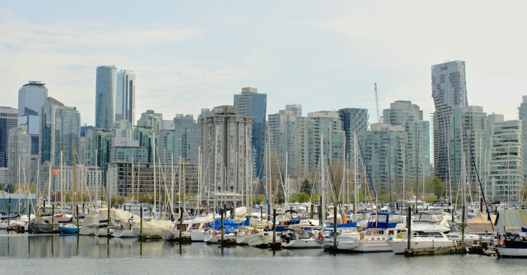 alt_text: Lotnisko w Vancouver z nowoczesną architekturą i zatłoczonym terminalem pasażerskim.