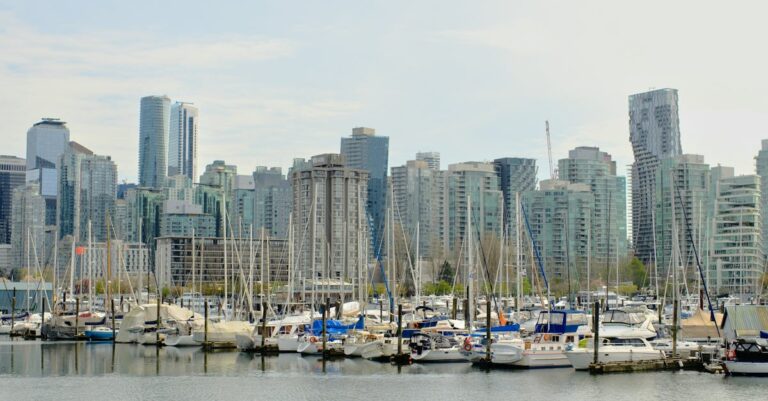 alt_text: Lotnisko w Vancouver z nowoczesną architekturą i zatłoczonym terminalem pasażerskim.