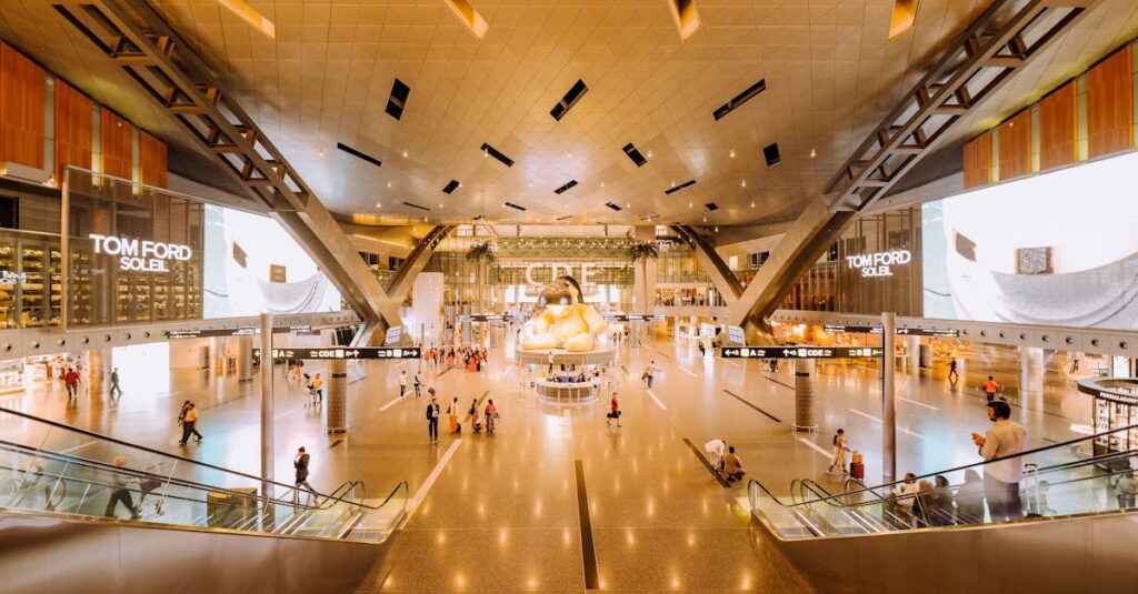  Lotnisko w Doha - nowoczesny terminal z luksusowymi sklepami i efektywną obsługą pasażerów.
